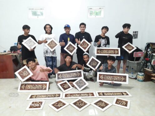 Santri PP Al Aziz pelatihan kaligrafi kayu