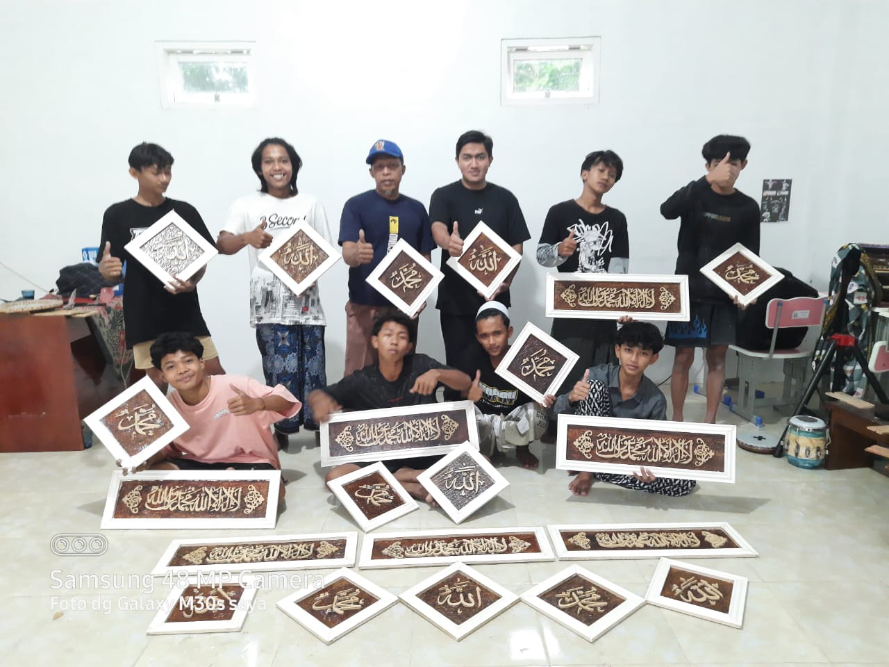 Ponpes Al Aziz Watukebo Bekali Santri dengan Keterampilan Kaligrafi Kayu, Lulus Siap Berwirausaha! Santri PP Al Aziz pelatihan kaligrafi kayu