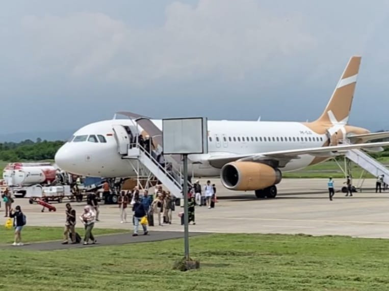 Penumpang di Bandara Banyuwangi Meningkat, Libur Nataru 2024 Jadi Bukti Daya Tarik Wisata pesawat terbang yang sedang parkir di Bandara Banyuwangi.