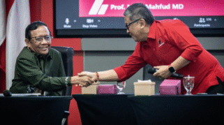 Mahfud MD bersalaman dengan Hasto PDIP