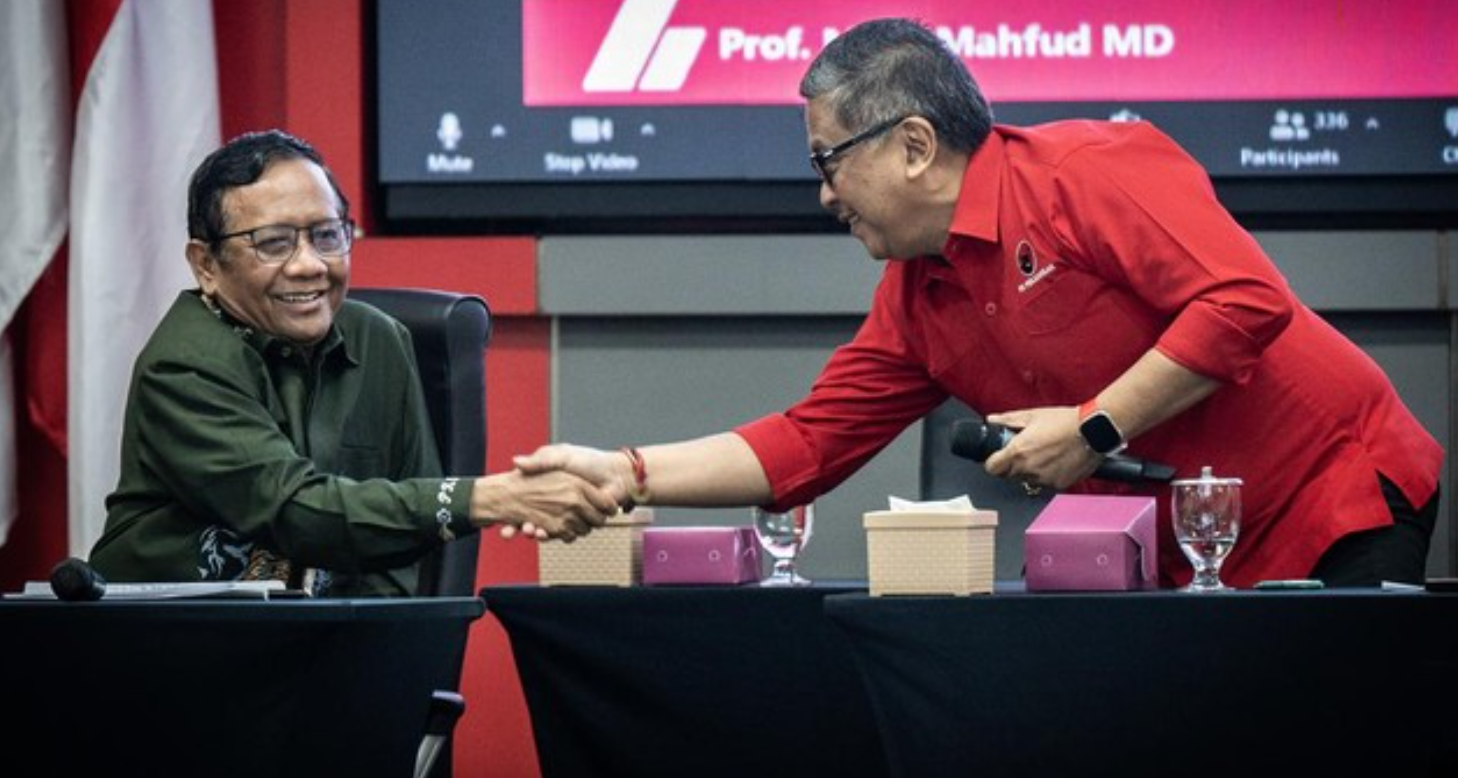 Mahfud MD Angkat Bicara Soal Hasto Tersangka, Minta Penegak Hukum Transparan Mahfud MD bersalaman dengan Hasto PDIP