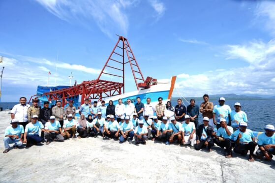 Penyerahan kapal ikan untuk nelayan.