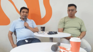 Presiden Persewangi Banyuwangi, Handoko (kiri) mengumumkan Pelatih baru Persewangi.