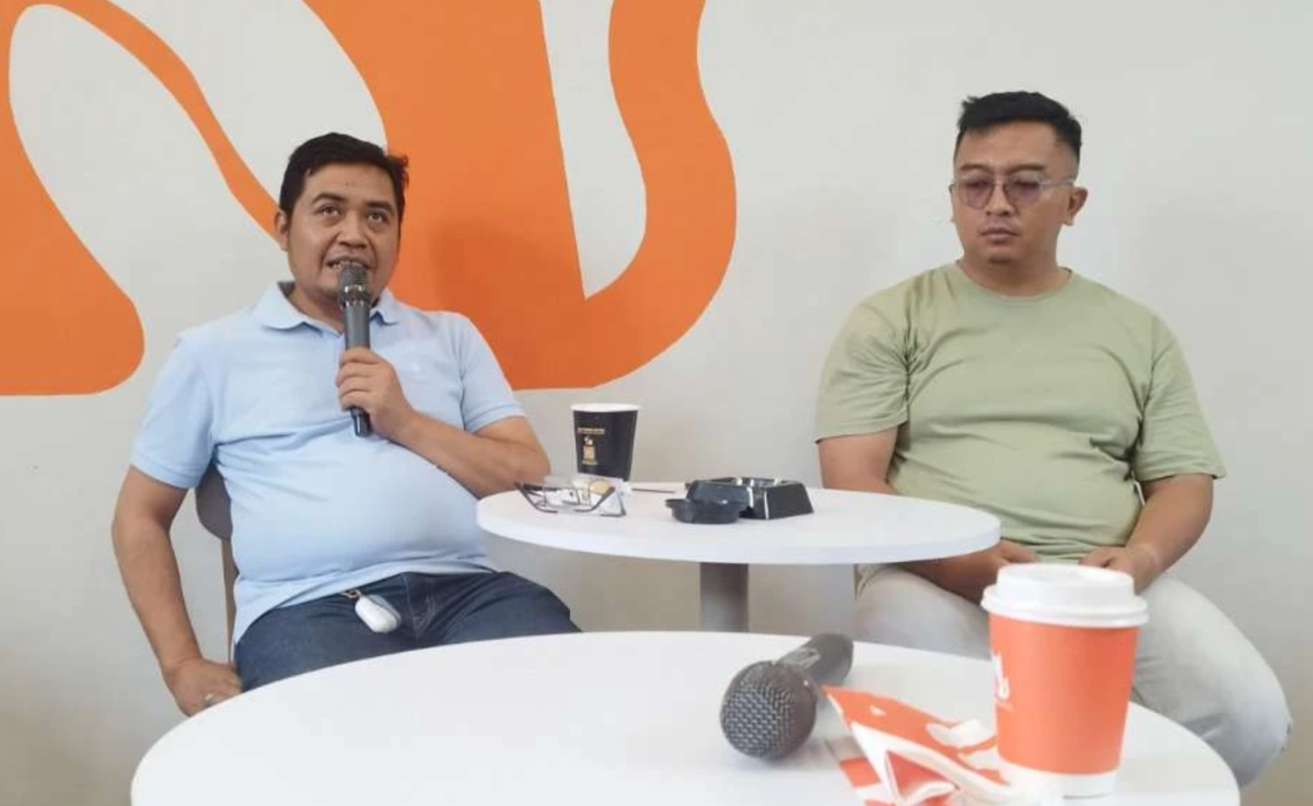 Persewangi Tunjuk Yulius Alexander Saununu Sebagai Pelatih Baru, Lanjutkan Perjuangan Almarhum Batola Presiden Persewangi Banyuwangi, Handoko (kiri) mengumumkan Pelatih baru Persewangi.