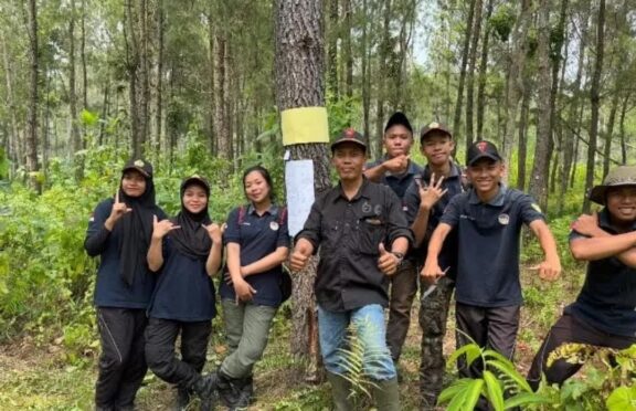 Siswa SMKKN Samarinda praktik di hutan Banyuwangi Barat.