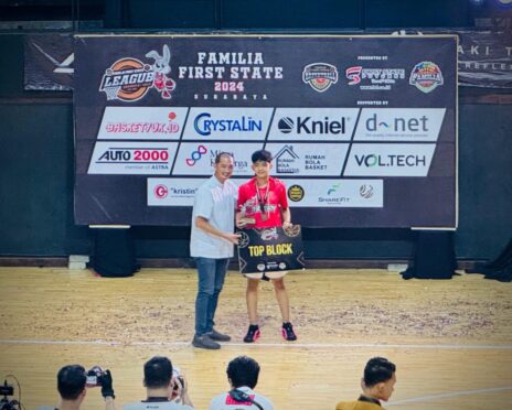 Gavine Ezar Firmansah bermain basket.