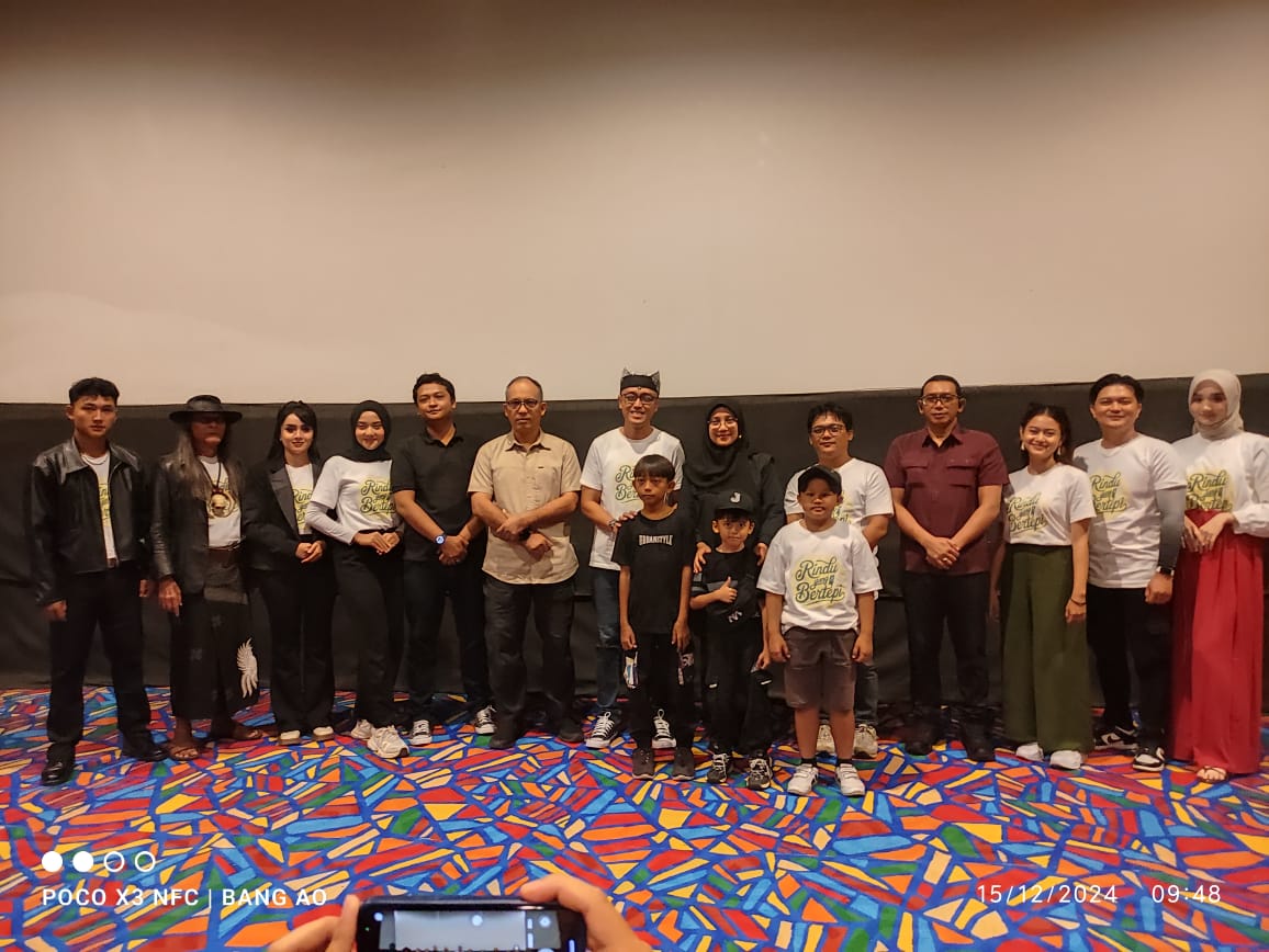Dandim Banyuwangi Puji Film "Rindu yang Bertepi", Ajak Sineas Lokal Terus Berkarya Dandim Banyuwangi hadir di gala premier film Rindu yang Bertepi.