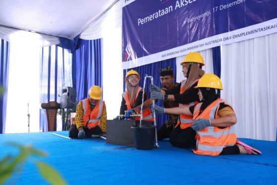 Ilustrasi pemasangan sambungan rumah (SR) gratis untuk penyandang disabilitas di Banyuwangi.