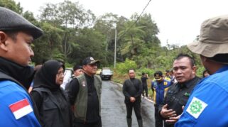Bupati Ipuk meninjau kawasan hulu di Banyuwangi.