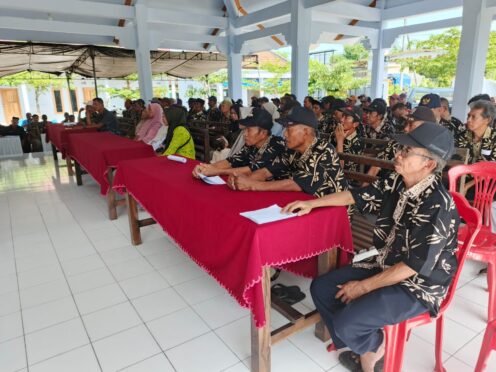 Kepala Desa Kebaman memberikan arahan dalam acara penyaluran insentif RT/RW di Pendopo Desa Kebaman.