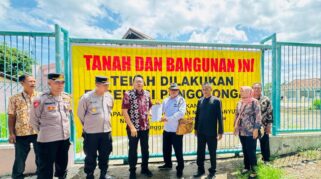 Petugas Pengadilan Negeri Banyuwangi memimpin pelaksanaan eksekusi lahan dan bangunan di Jalan Kepiting.