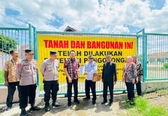 Petugas Pengadilan Negeri Banyuwangi memimpin pelaksanaan eksekusi lahan dan bangunan di Jalan Kepiting.