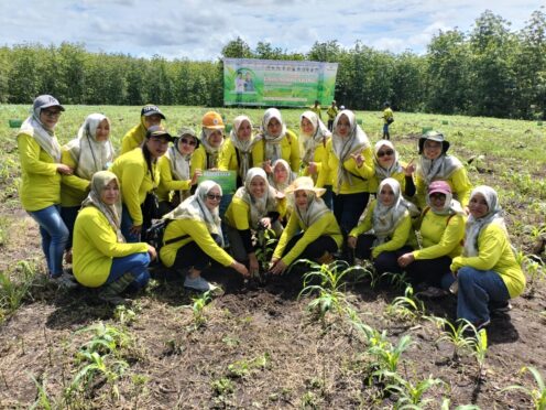 Penanaman pohon bersama di Banyuwangi.