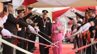 Tradisi Pedang Pora Pelepasan Purnabakti