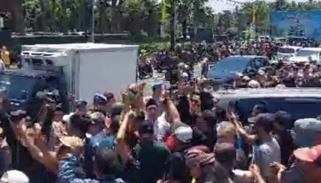 Dua kelompok massa berunjuk rasa di depan gedung rapat pleno.