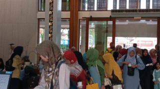 Stasiun kereta api dipadati wisatawan.