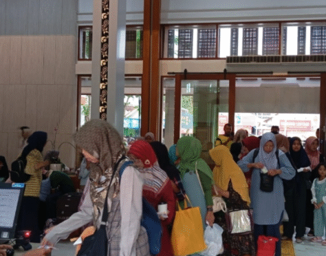 Stasiun kereta api dipadati wisatawan.