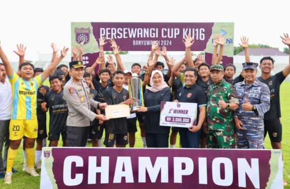 Foto pemain sepak bola usia muda yang sedang merayakan kemenangan di lapangan.