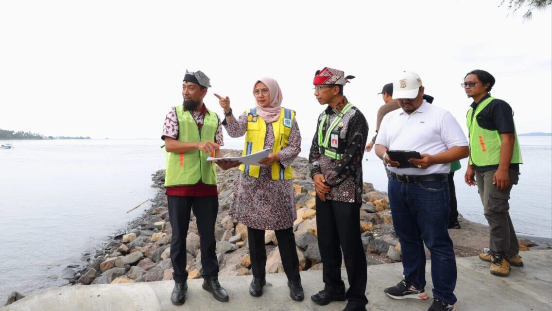 Bupati Ipuk Fiestiandani sedang melakukan peninjauan di Pantai GWD.