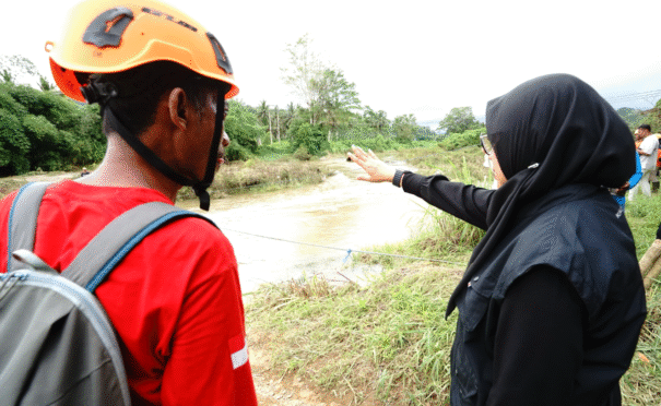 Bupati Ipuk Fiestiandani meninjau lokasi banjir di Dusun Sukamade.