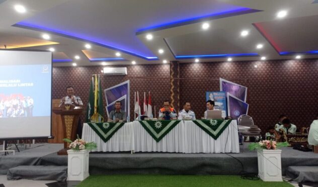 Petugas Dishub memberi edukasi rambu lalu lintas kepada siswa.