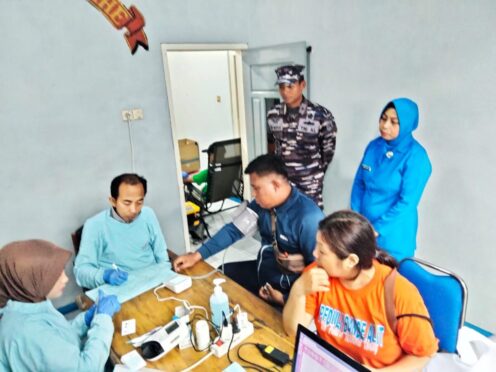 Kegiatan donor darah Lanal Banyuwangi di Jember.