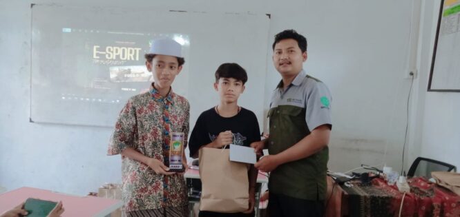 Santri bermain game Free Fire.