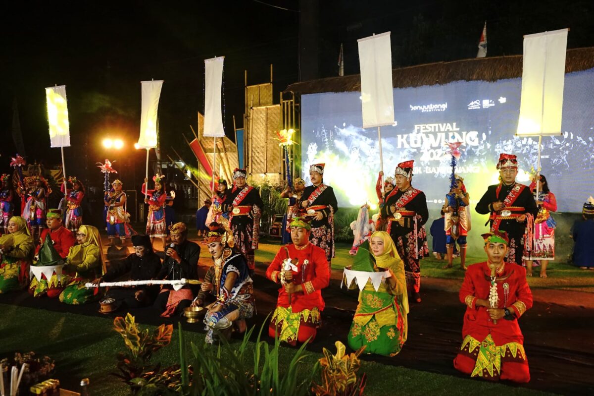 Festival Kuwung 2024: Pelangi Budaya Banyuwangi Memukau Ribuan Penonton Parade Festival Kuwung 2024 di Banyuwangi.