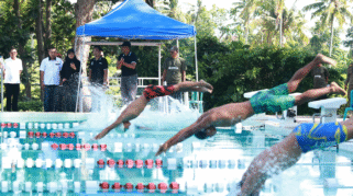 Atlet muda berlomba di Kejuaraan Renang Akuatik Banyuwangi.