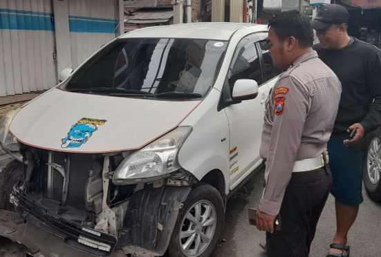 mobil menabrak tugu di persimpangan jalan.