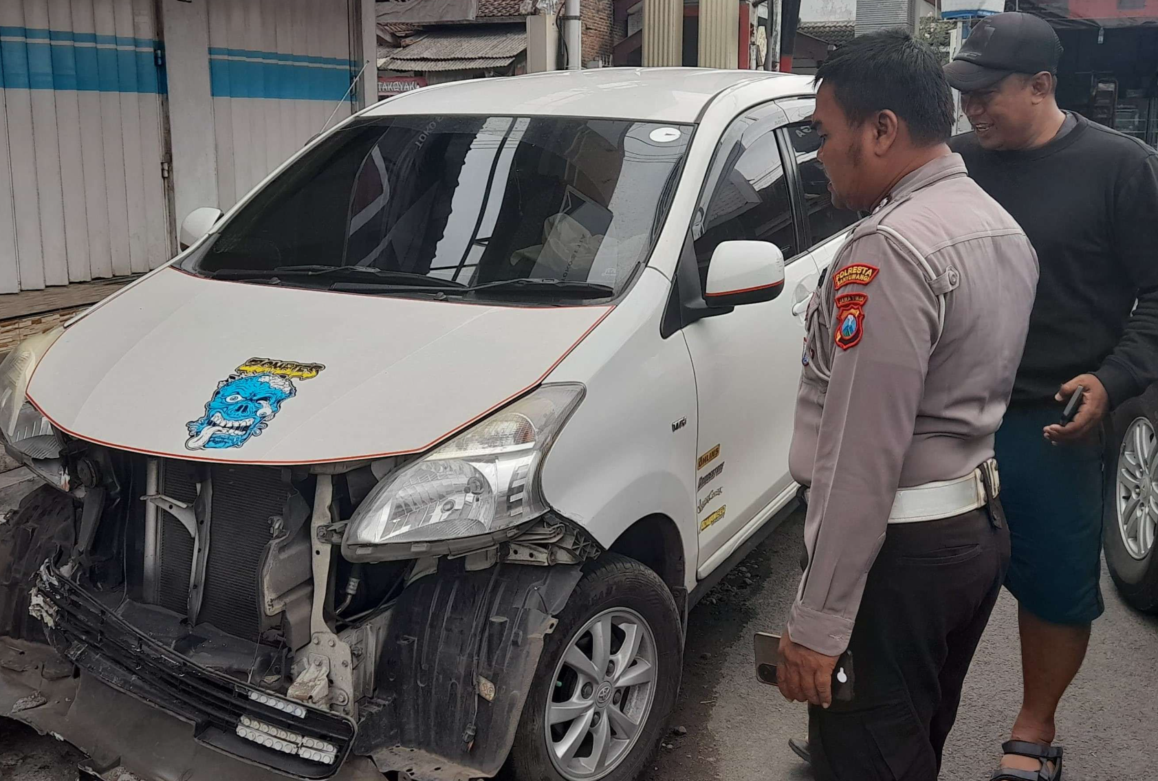mobil menabrak tugu di persimpangan jalan.
