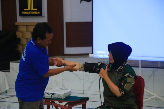 Warga binaan mengikuti pelatihan terapi tradisional.