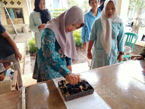 Pelatihan membatik cap di Desa Tambong