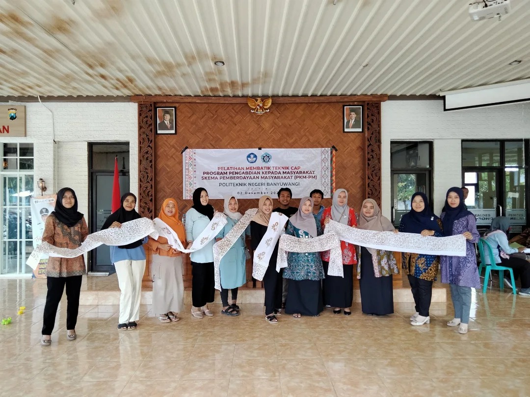 Warga Desa Tambong, Banyuwangi ikuti Pelatihan Membatik Teknik Cap Bersama Poliwangi.
