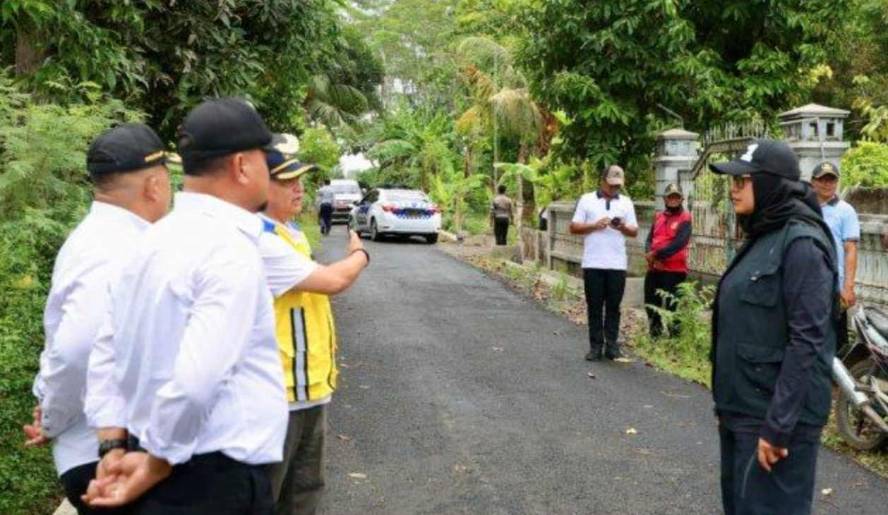 Bupati Ipuk meninjau jalan yang baru dibangun di Muncar.