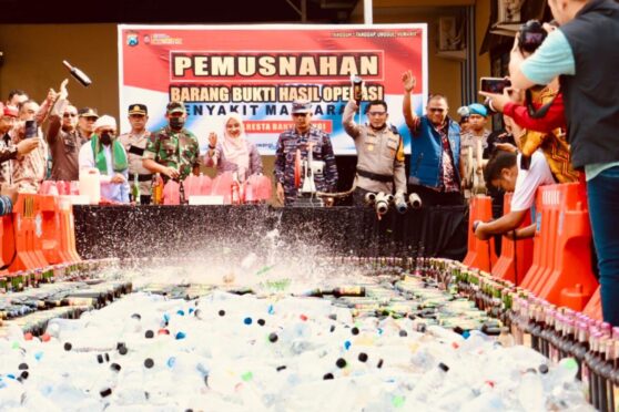 Polresta Banyuwangi Musnahkan Ribuan Botol Miras dan Knalpot Brong Jelang Nataru