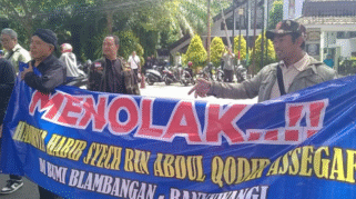 Demonstrasi masyarakat Banyuwangi menolak kedatangan Habib Syech dalam acara refleksi akhir tahun.