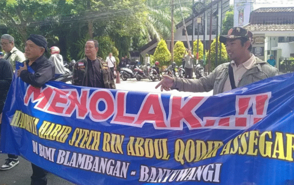 Demonstrasi masyarakat Banyuwangi menolak kedatangan Habib Syech dalam acara refleksi akhir tahun.