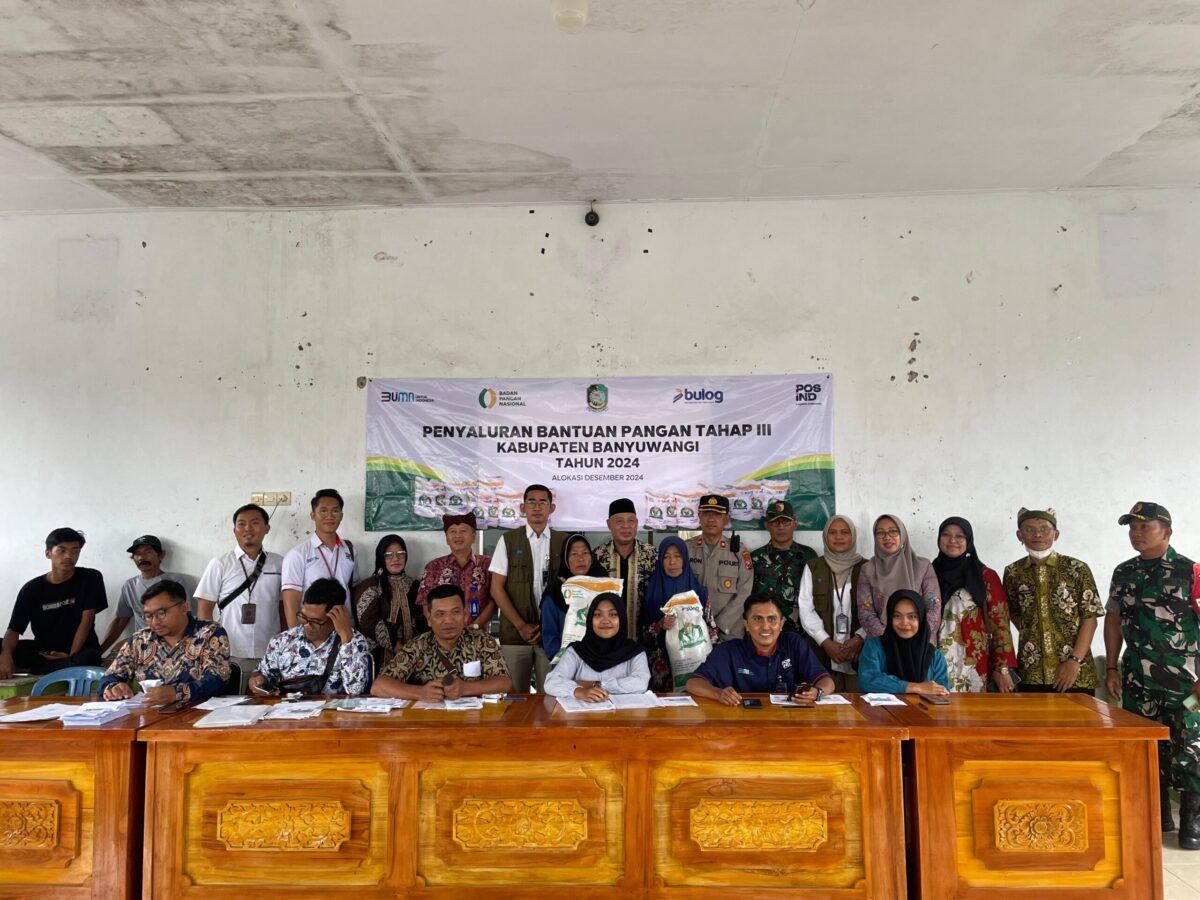 Bulog Banyuwangi Salurkan 1,2 Juta Kg Beras Bantuan Pangan Tahap III Penyaluran beras bantuan pangan di Banyuwangi.