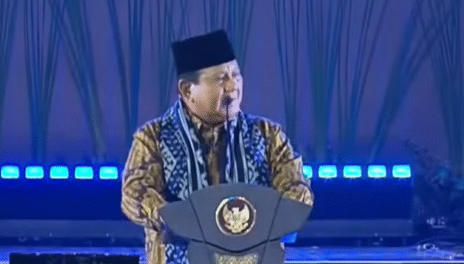 Presiden Prabowo Subianto sedang berpidato dengan mimik serius.