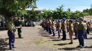 Pelda Agus Yulianto melatih siswa SD Muhammadiyah Rogojampi dalam PBB.