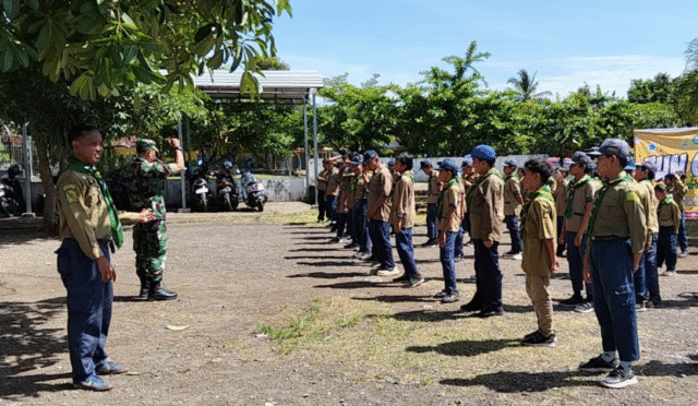 Pelda Agus Yulianto melatih siswa SD Muhammadiyah Rogojampi dalam PBB.