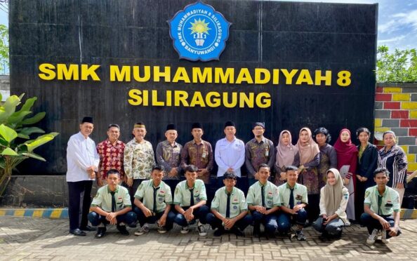 Guru dan siswa SMK Muhammadiyah 8 Siliragung berpartisipasi dalam kegiatan moderasi beragama di aula sekolah.