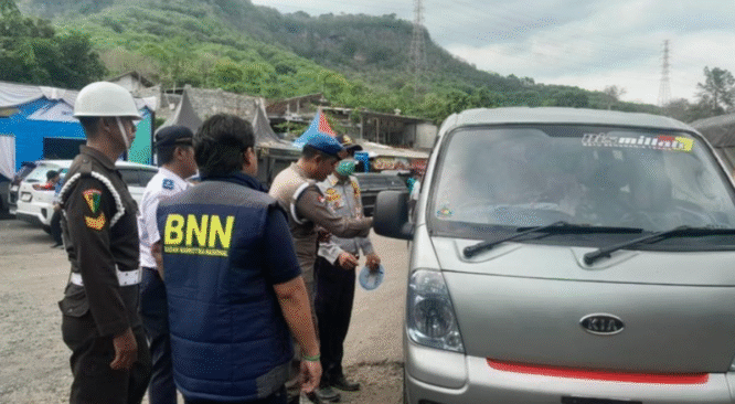 Petugas melakukan tes urine pada pengemudi angkutan umum di Terminal Sri Tanjung Banyuwangi.