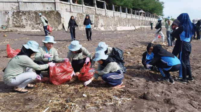 Mahasiswa dan pelajar membersihkan sampah di Pantai Blimbingsari, Banyuwangi