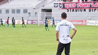 Pelatih Persesa Sampang Madura, Wimba Sultan memberi arahan saat pertandingan Liga 4 Jatim