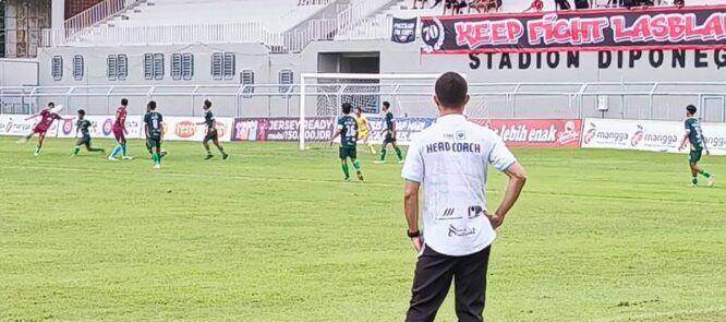 Pelatih Persesa Sampang Madura, Wimba Sultan memberi arahan saat pertandingan Liga 4 Jatim