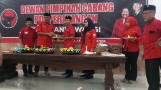 Pemotongan Tumpeng dalam Peringatan HUT PDI-Perjuangan Banyuwangi