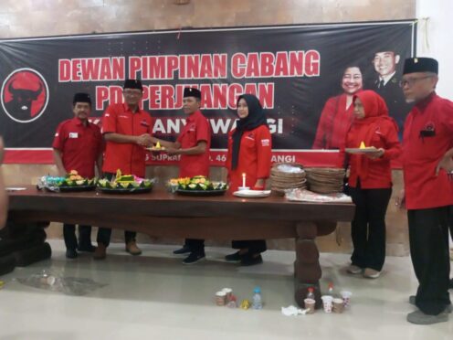 Pemotongan Tumpeng dalam Peringatan HUT PDI-Perjuangan Banyuwangi