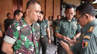 Dandim 0825/Banyuwangi Letkol Arh Joko Sukoyo saat memeriksa HP anggota